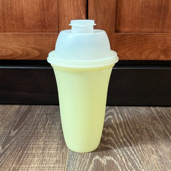 Tupperware Quick Shake Container with Insert - Picture 3 of 16